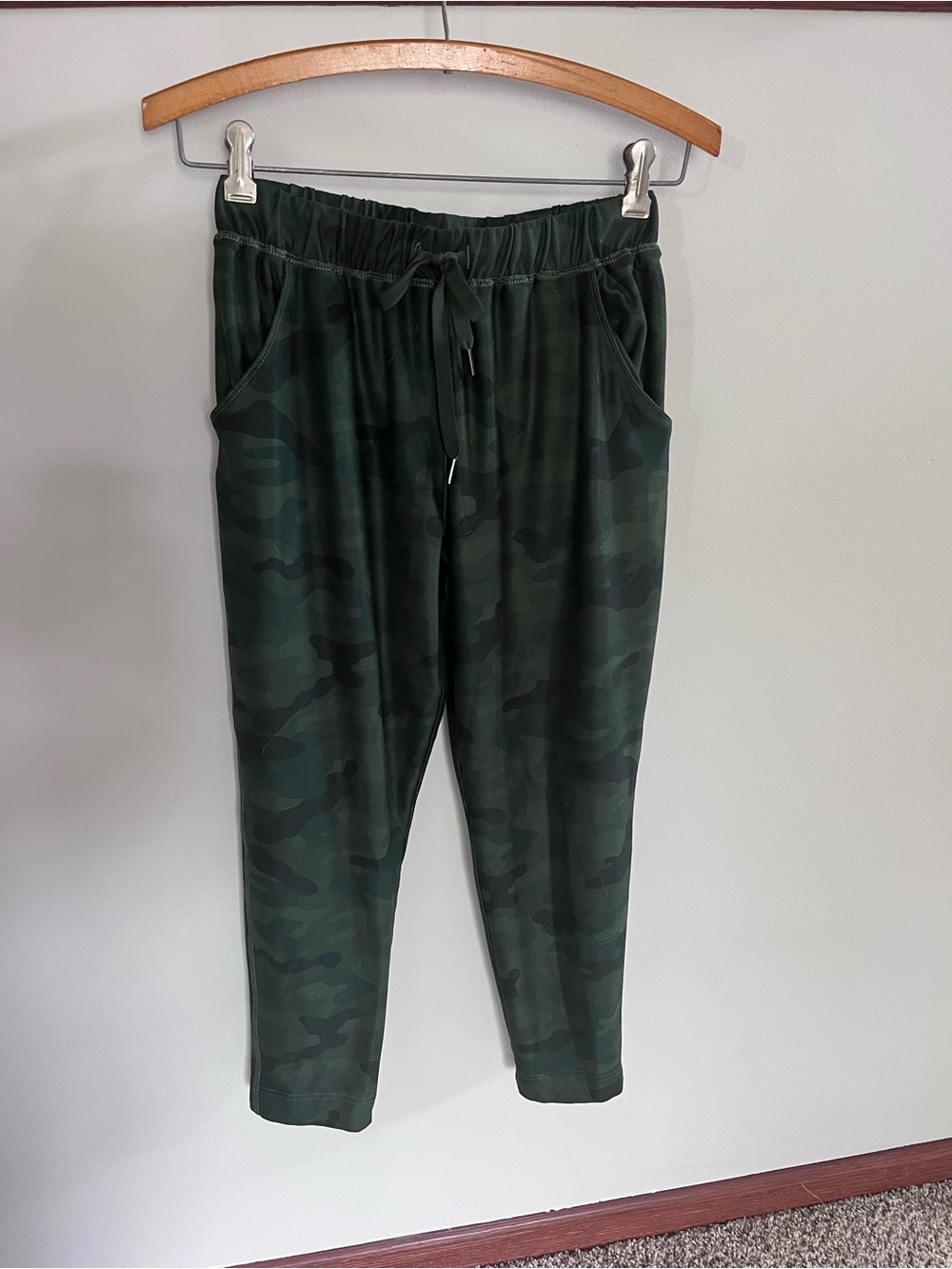 Scorpio Sol Green Camo Joggers Womens XS Elastic Waist Drawstring Pockets
